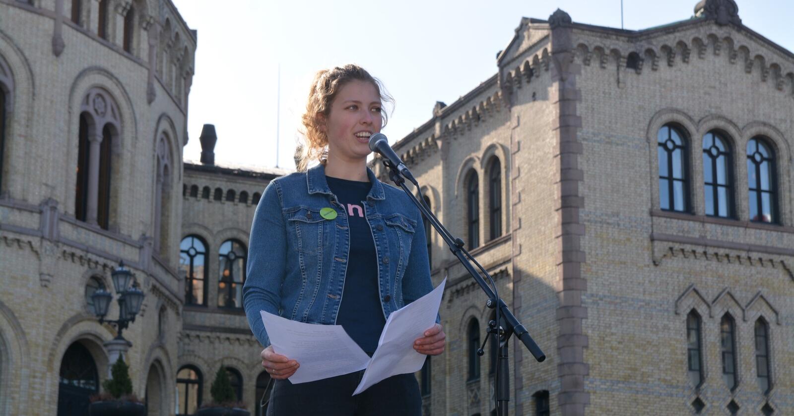 Ung bonde: Melkebonde Marte Holte Sirivik (20) var blant dem som onsdag holdt appell foran Stortinget. Hun hadde et klart budskap til stortingspolitikerne som hadde møtt opp. (Foto: Anders Sandbu)