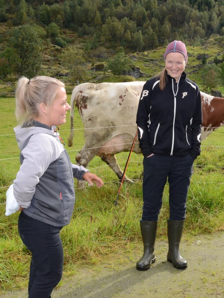 Hellesylt: Sandra Borch liker å besøke bønder når hun er på rundtur. Her er hun hos melkeprodusentene Jørgen Helset og Lisbeth Lervik Helset i Hellesylt. 