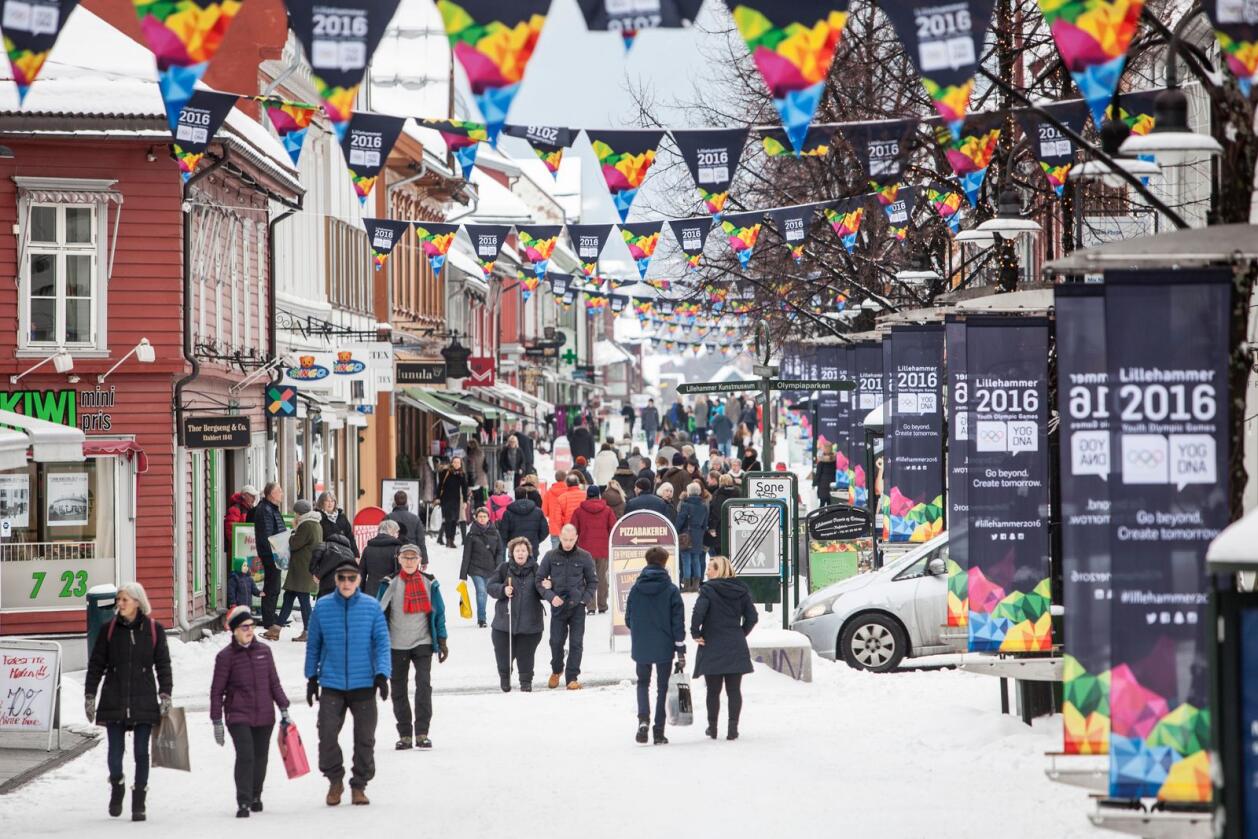 Lillehammer kommune har ikke råd til å skifte lyspærer i gatelyktene. Foto: Paul Kleiven / NTB