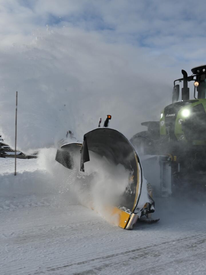 Vinterdekk: Mange traktorbrukere satser på vinterdekk, gjerne med pigger. Men blir forholdene vanskelige nok, må kjettingene på. Du er også pliktig å ha med tilstrekkelig med kjettinger.