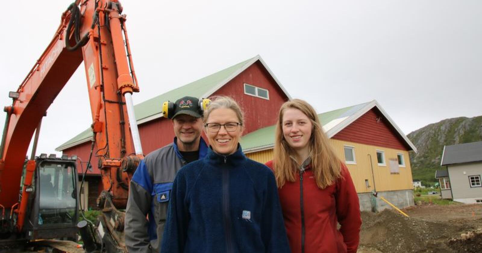 Klart for bygging: Lise og Birger Skreddernes driver gårdsbruk med melk og storfekjøtt i Bekkarfjord. Nå bygger de nytt fjøs til seks millioner kroner. Datteren Mina til høyre.