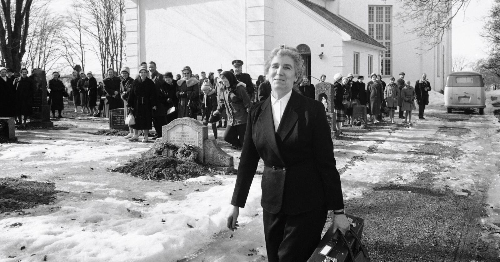 Ingrid Bjerkås, Norges første kvinnelige prest, 19. mars 1961. Nettopp ordinert av biskop Kristian Schjelderup i Vang kirke. Foto: Aage Storløkken / Aktuell / NTB