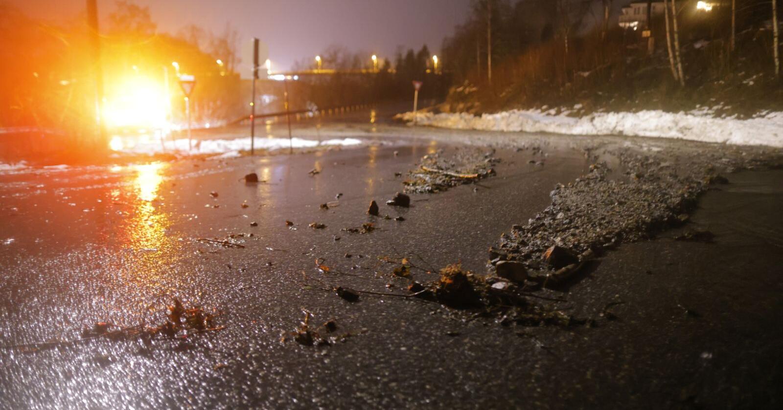 Vannet flommet over veibanen på Skodjevegen på Skodje i Ålesund i natt, der grøfter og bekker ikke tar unna vannet som kommer under ekstremværet Gyda. Foto: Svein Ove Ekornesvåg / NTB
