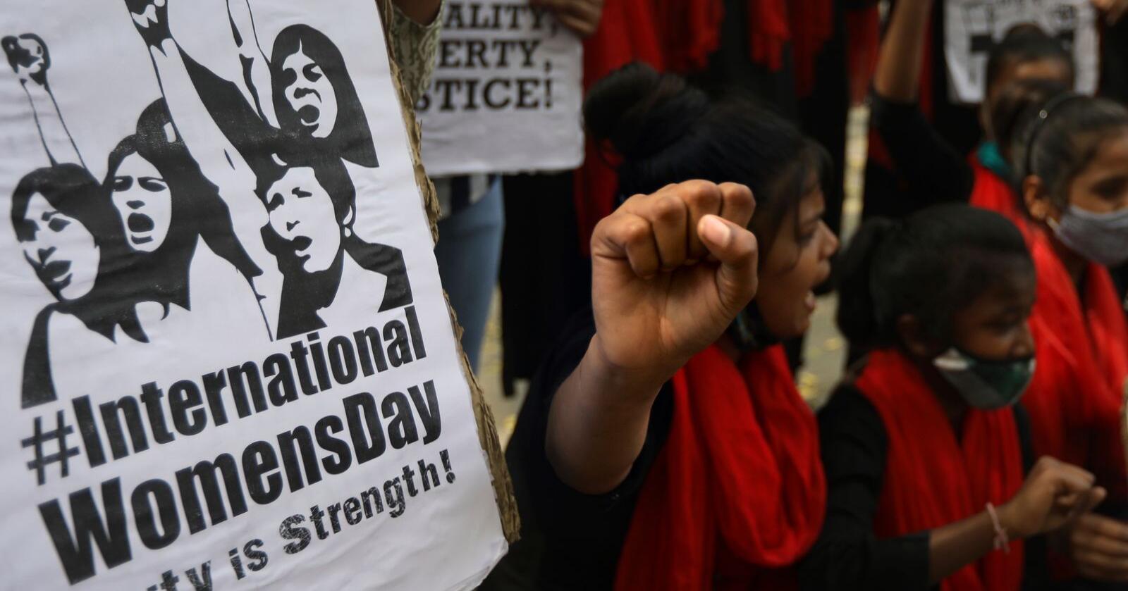 Kvinnerettighetsforkjempere i India markerte den internasjonale kvinnedagen med å protestere mot statsminister Narendra Modis landbruksreform. Foto: Manish Swarup / AP / NTB