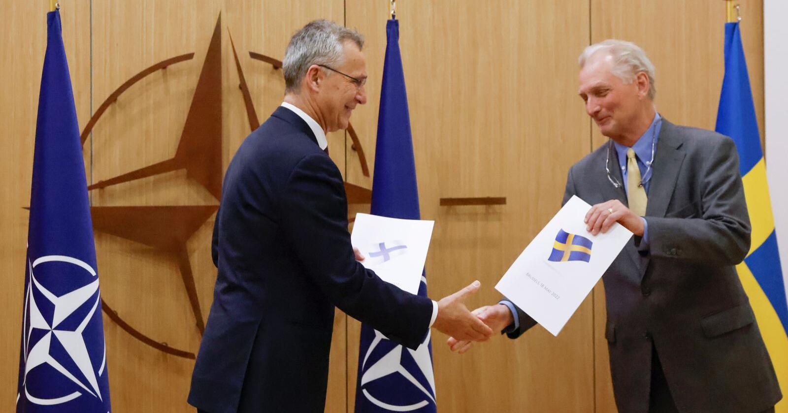 Søknad: Nato-sjef Jens Stoltenberg mottok Sveriges Nato-søknad fra Nato-ambassadør Axel Wernhoff 18. mai.  Foto: Johanna Geron / AP / NTB