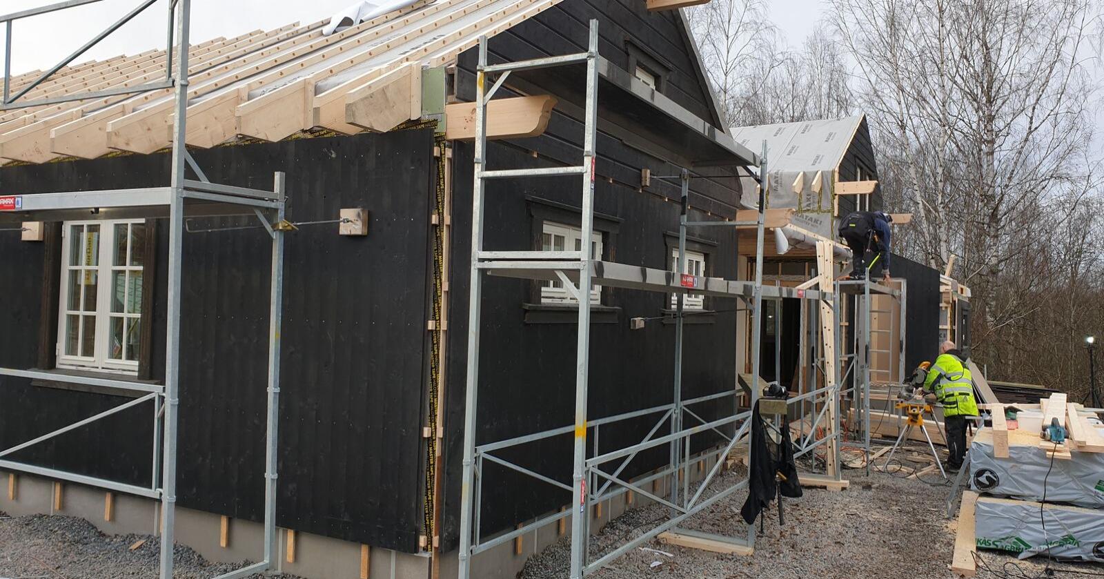 De norske hytteprodusentene (NOHF) ber Konkurransetilsynet undersløke om stilltiende prissamarbeid er av årsakene til økte trelastpriser. Foto: NOHF