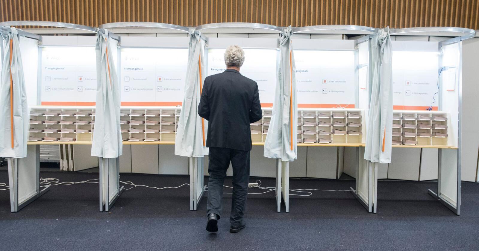 Miljøpartiet de Grønnes Rasmus Hansson avgir sin stemme til Stortingsvalget i 2017. Nå gjør han comeback. Foto: Håkon Mosvold Larsen / NTB scanpix
