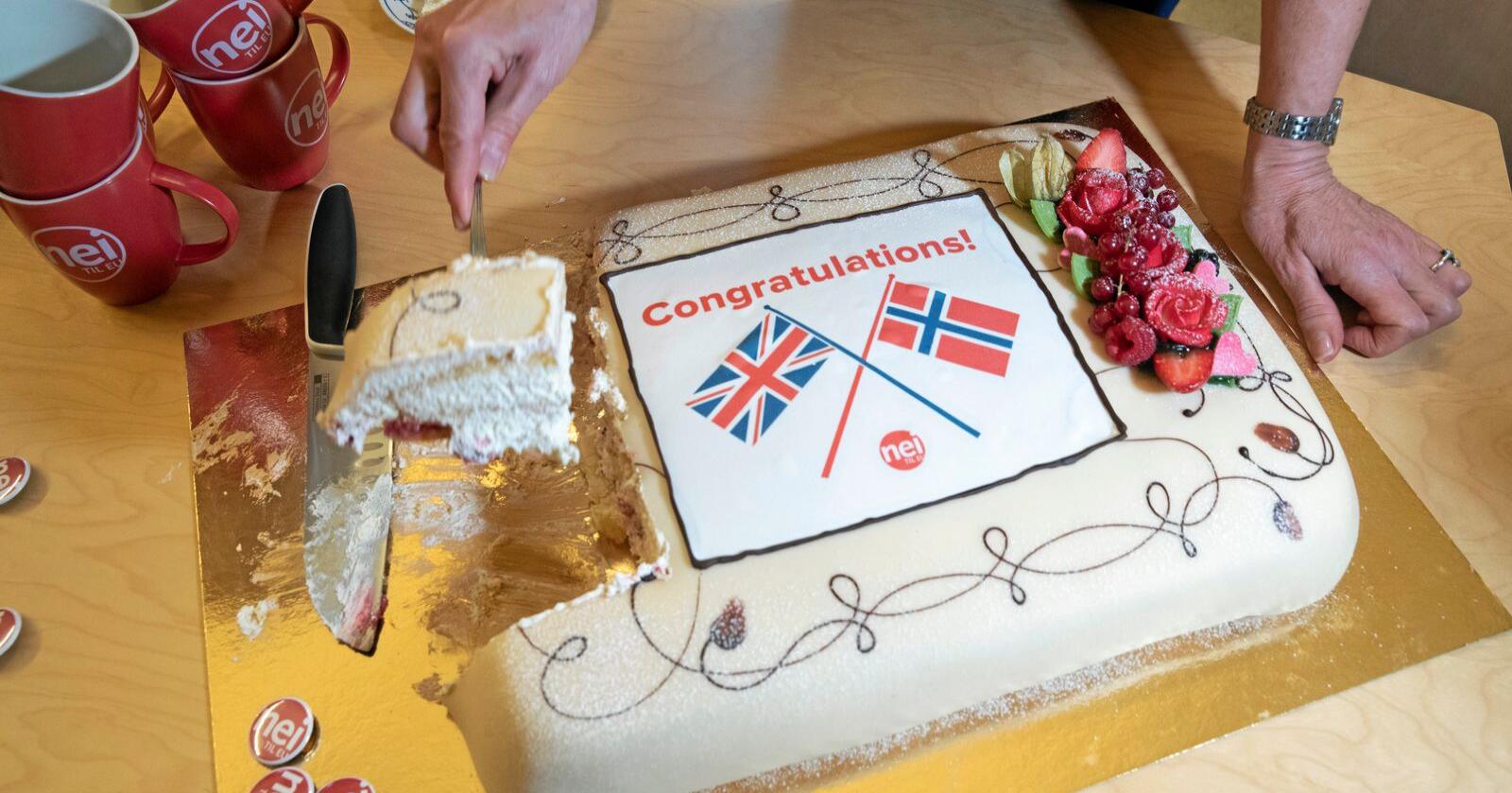 Feiret Brexit: Nei til EU markerte brexit med kake. Foto: Berit Roald/NTB scanpix