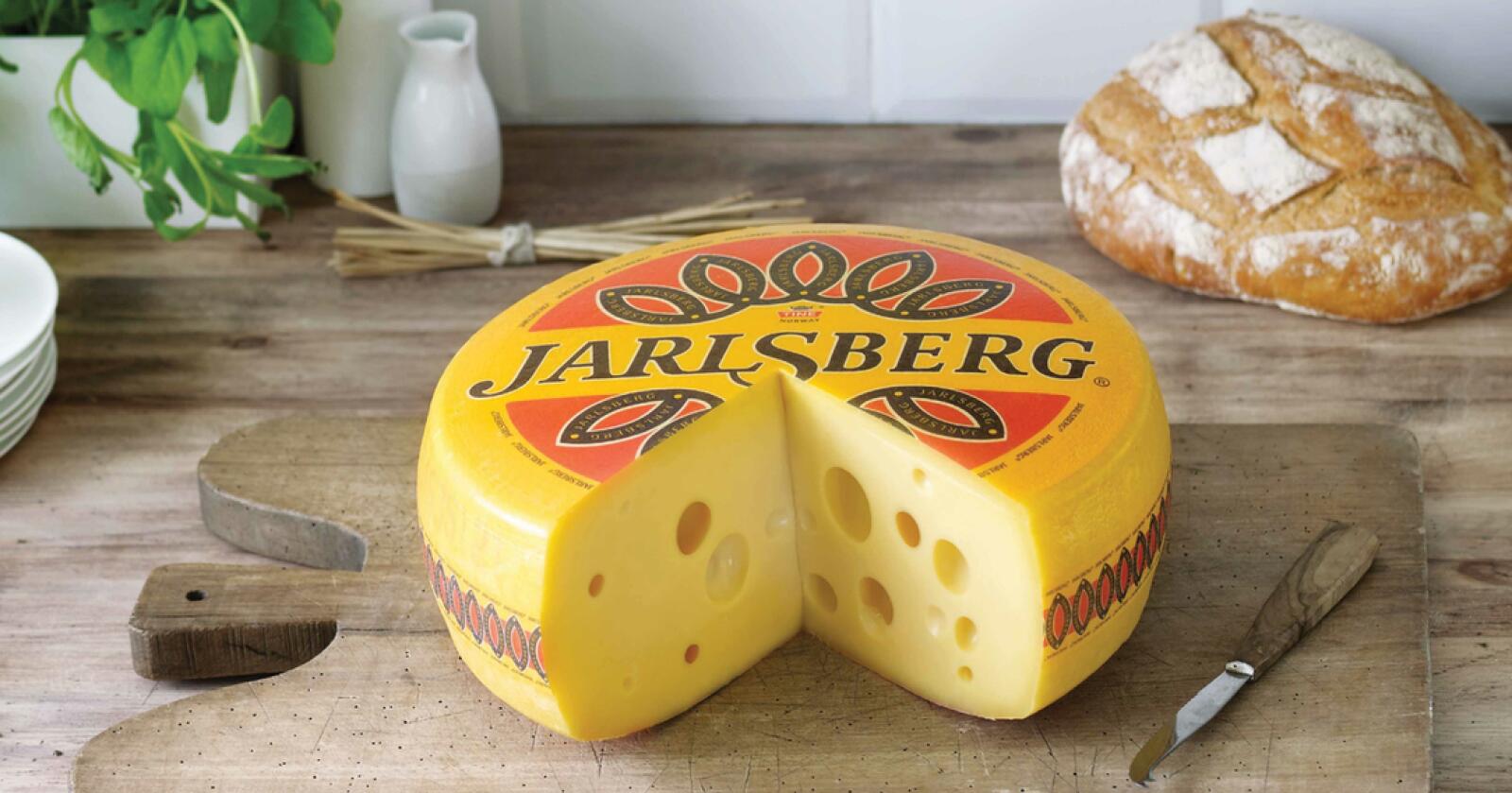 Hullete ost: Propionsyrebakteriene i Jarlsberg lager ikke bare store hull, de lager også langkjedet K2 som kan være lenge i kroppen vår. Foto: Tine