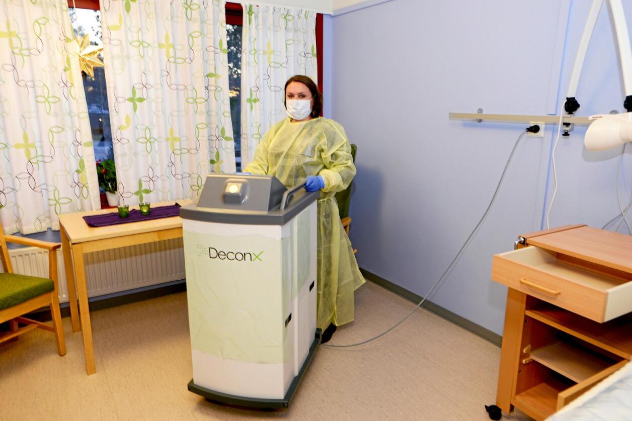 Smittevask: Med Decon-X maskinen som rengjør rommet med hydrogenperoksyd, er renholder Anna Lena Aas sikker på at rommet blir bakteriefritt. Foto: Mariann Tvete