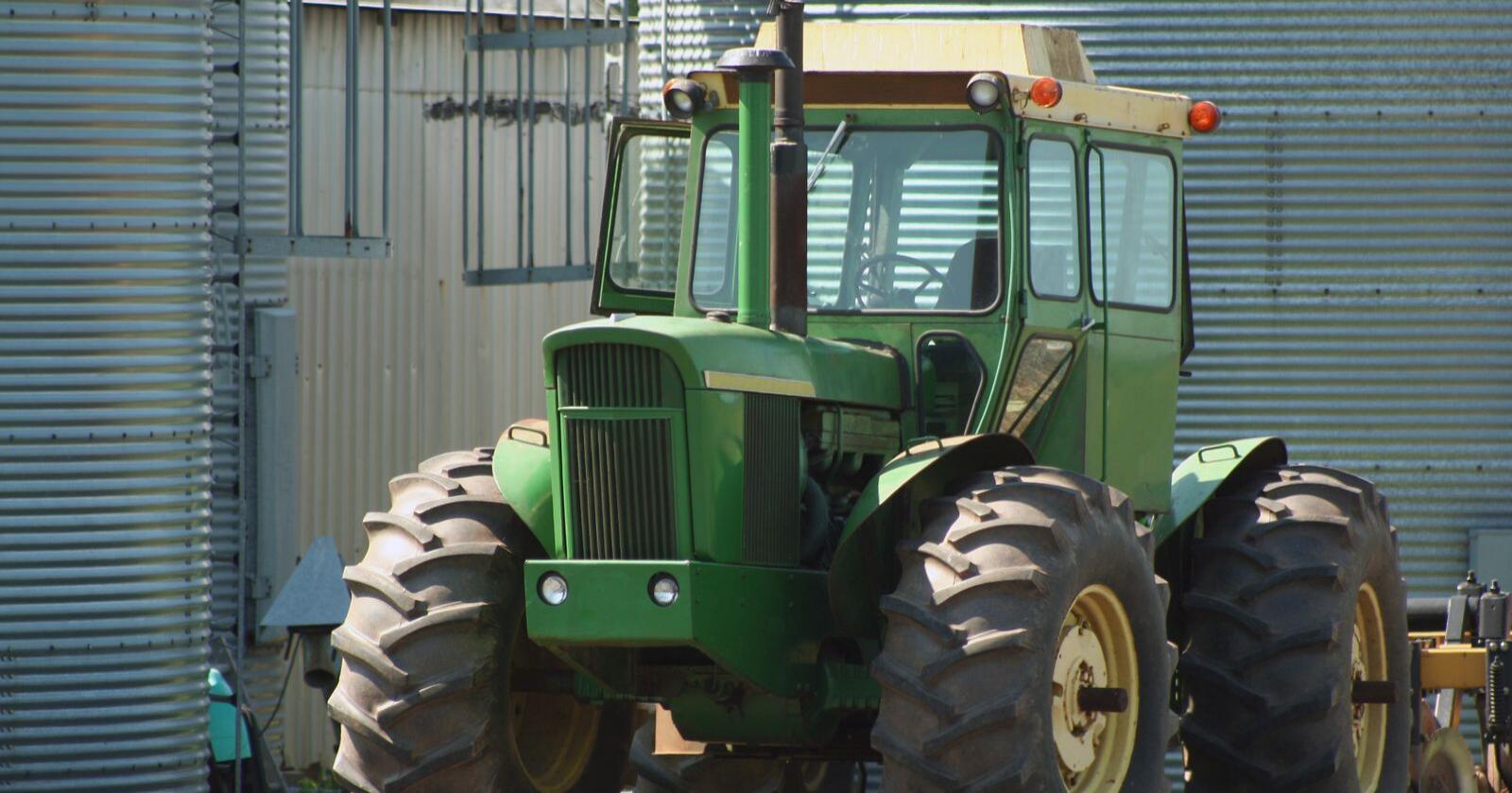 Så lenge traktoren er i bruk, må den nå forsikres selv om den ikke er skiltet. Foto: Mostphotos