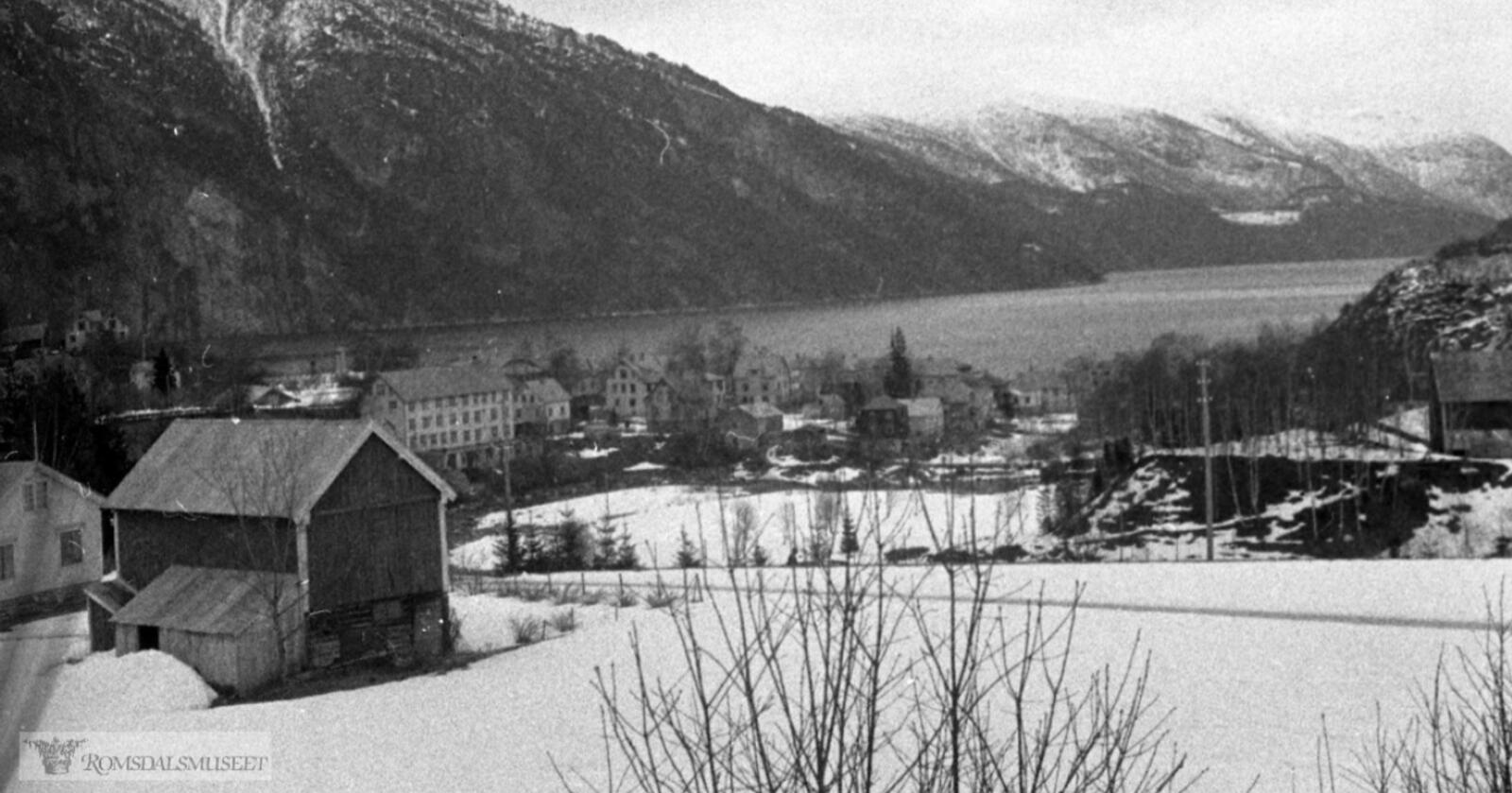 Sløgstad i Stranda kommune ligger ved Storfjorden som her strekker seg inn i landet mot turistmagneten Geiranagerfjorden. Illustrasjonsfoto: Sæbjørn Sæbjørnsen/ Romsdalsmuseet/ Digitalt Museum