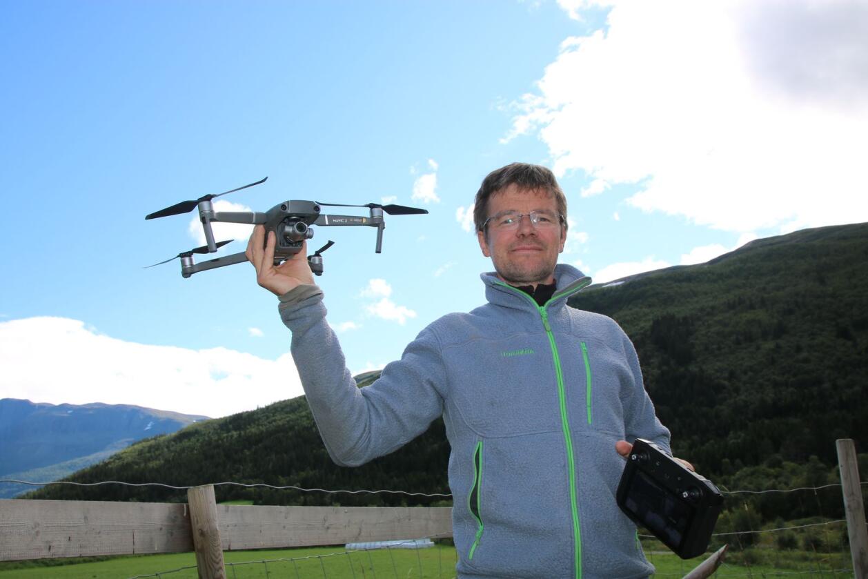 Ola S. Grøv bruker dronen aktivt i driften på gården. Foto: Knut Houge