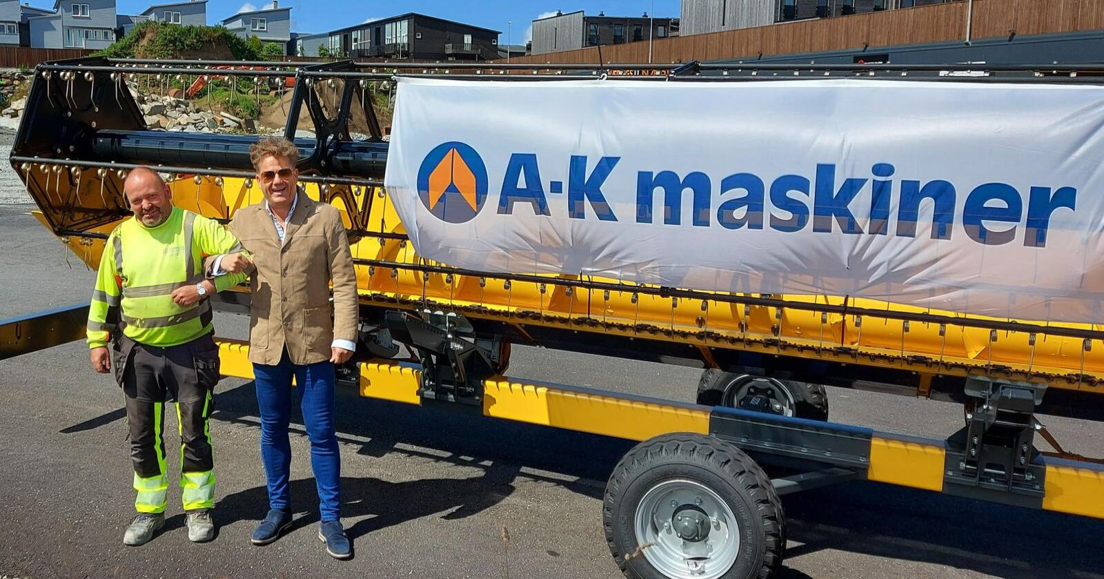 Entreprenør Pål Hatteland og Adm. direktør i A-K maskiner, Erik Grefberg besøkte tomta som det nye bygget skal settes opp på i går. (Foto: A-K maskiner)