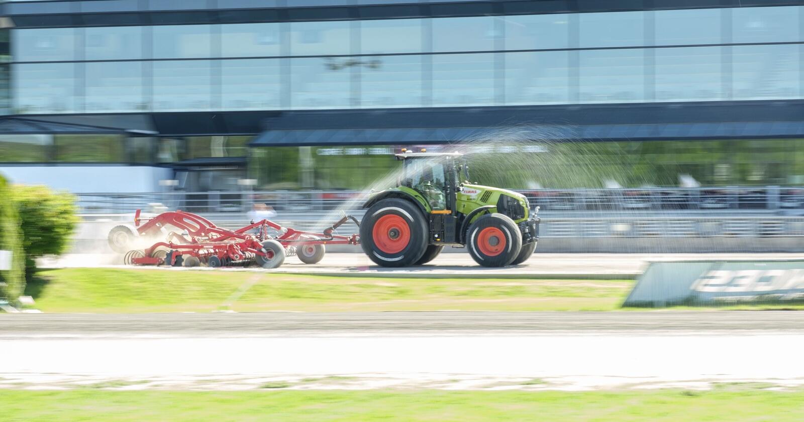 Claas: lysegrønne traktorer med røde felger skal sørge for gode konkurranse og treningsvilkår på Solvalla travbane.
