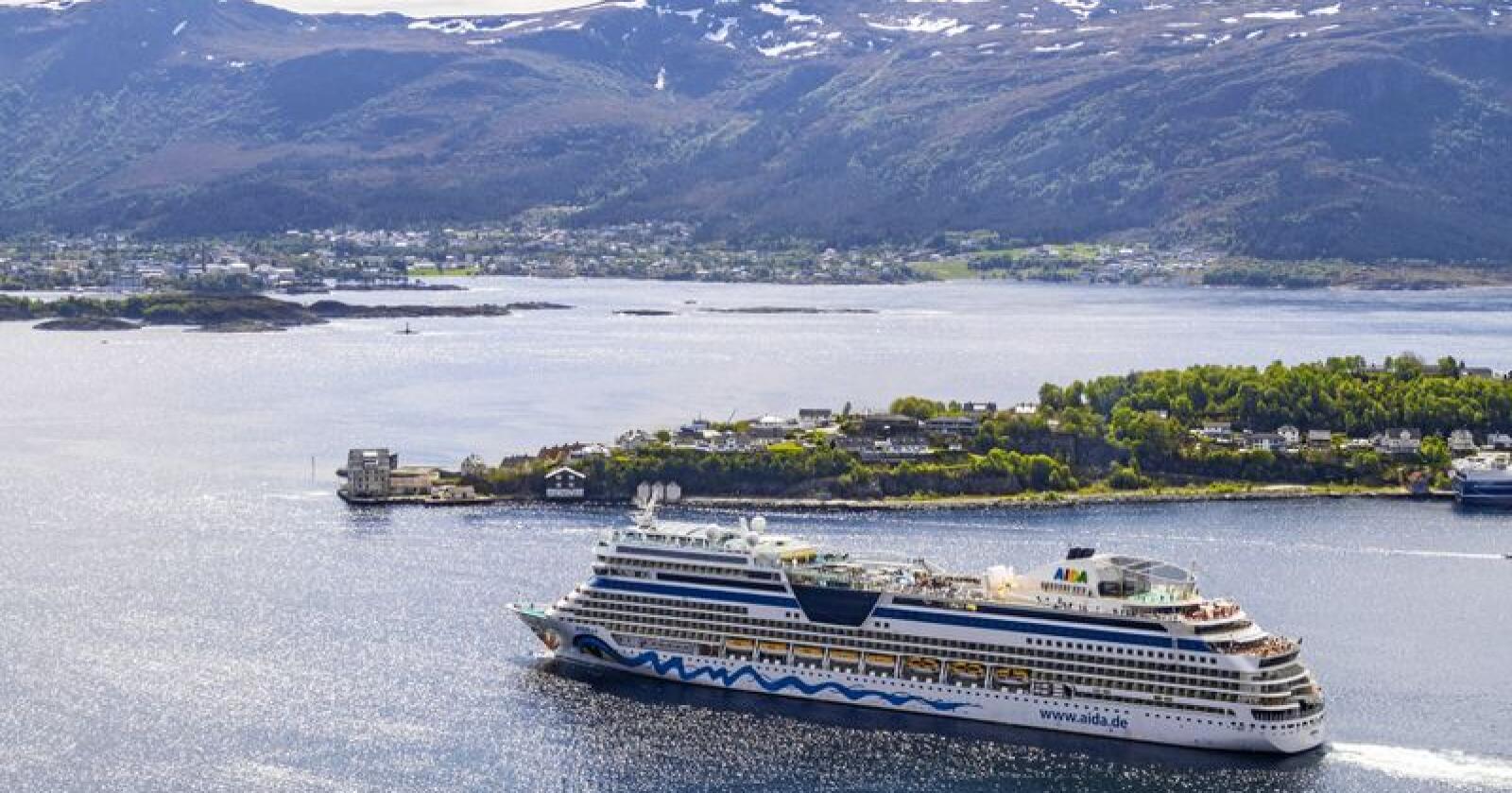 Cruiseskipet AIDAsol frå AIDA Cruises på veg ut frå Ålesund i Møre og Romsdal. Foto: Halvard Alvik / NTB scanpix / NPK