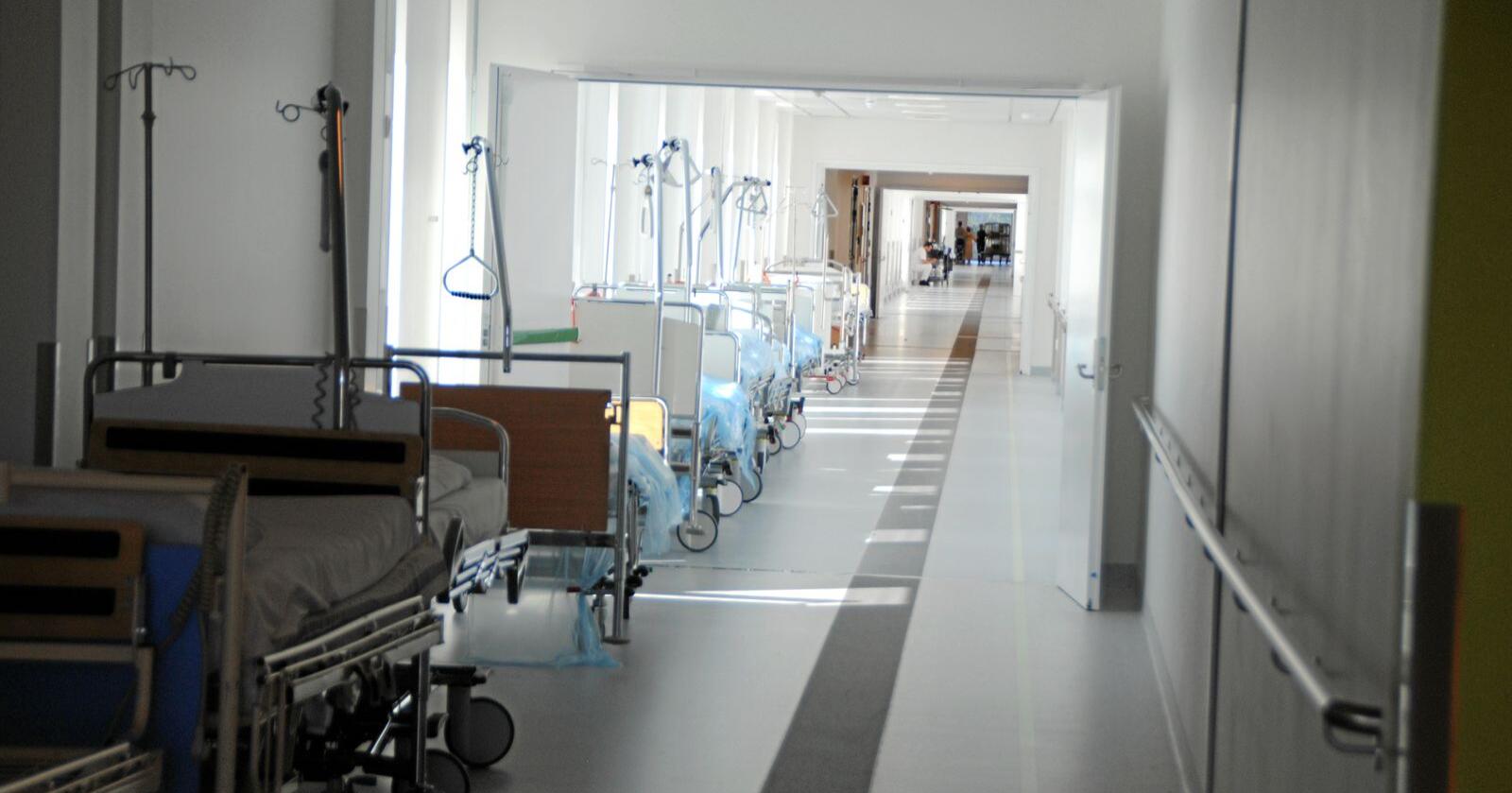 Lagring av sykehussenger i korridorene er et vanlig syn, ifølge tillitsvalgte ved Sykehuset Østfold. Foto: Lars Bilit Hagen