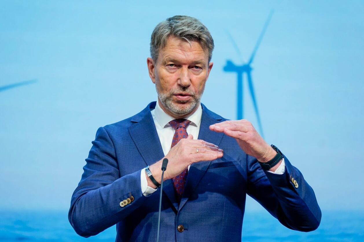 Olje- og energiminister Terje Aasland (Ap) sier regjeringspartiene er enige om hvordan de skal frakte kraft fra havvind til land. Foto: Lise Åserud / NTB