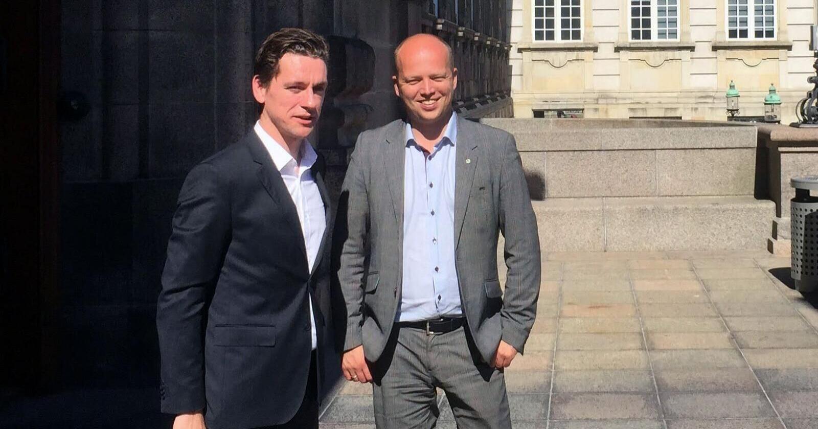 Innenriksministeren i Danmark, Kaare Dybvad Bek, sammen med Sp-leder Trygve Slagsvold Vedum foran Folketinget i København i 2015. Foto: Ole Gustav Narud.