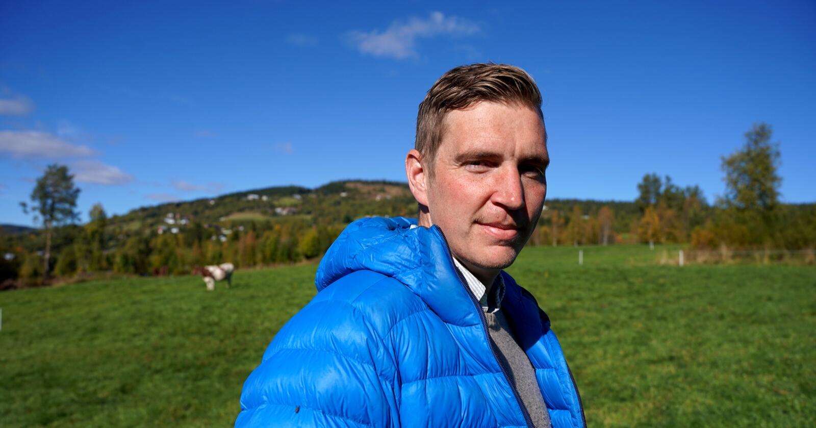 Anders Bakke Klemoen flytta fra god jobb i Oslo tilbake til Nord-Torpa og tok over melkebruket. Nå er han usikker på framtida. Foto: Lars Bilit Hagen