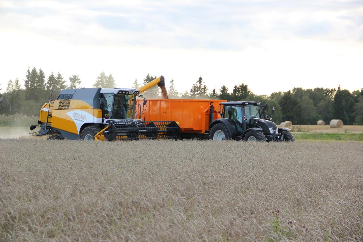 Finsk samspill: Akershus Traktor kan nå levere både finskproduserte traktorer og treskere. (Foto: Sampo Rosenlew)