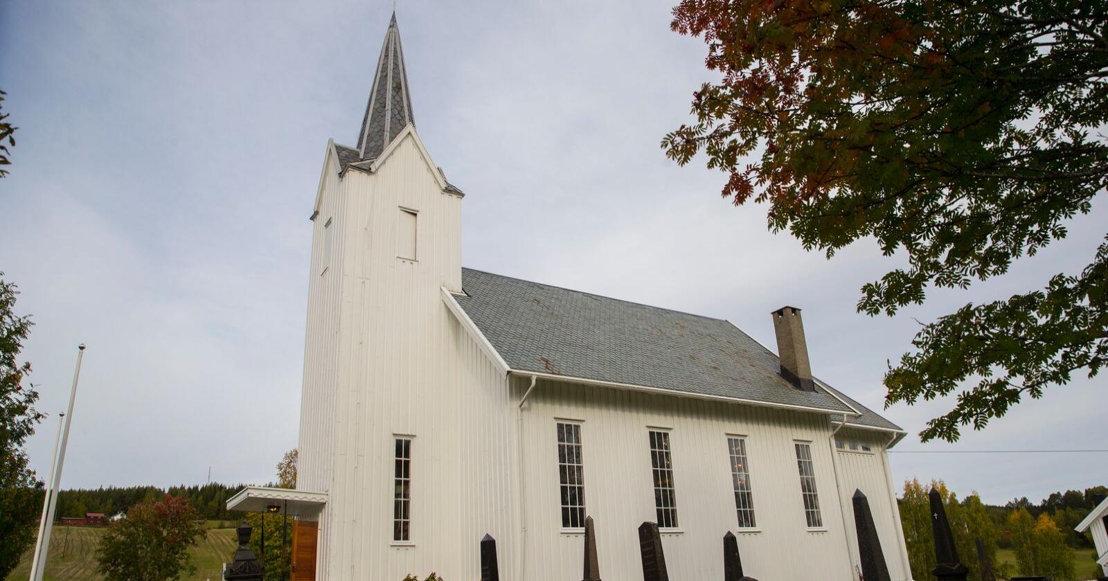 Flere kirker sliter med høye energipriser og det kan gjøre at de må holde gudstjenester i mindre lokaler. Her fra Nordskogbygda kirke i Elverum. Foto: Vidar Ruud / NTB