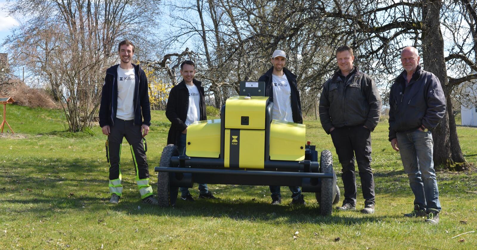 NY: Verdens første ugrasrobot, Kilter AX1, er levert. Fra venstre: Mats Langfeldt, Anders Brevik, Vegard Line (alle fra Kilter) og kjøperne André og Roy Hasle. Foto: Leica Geosystems