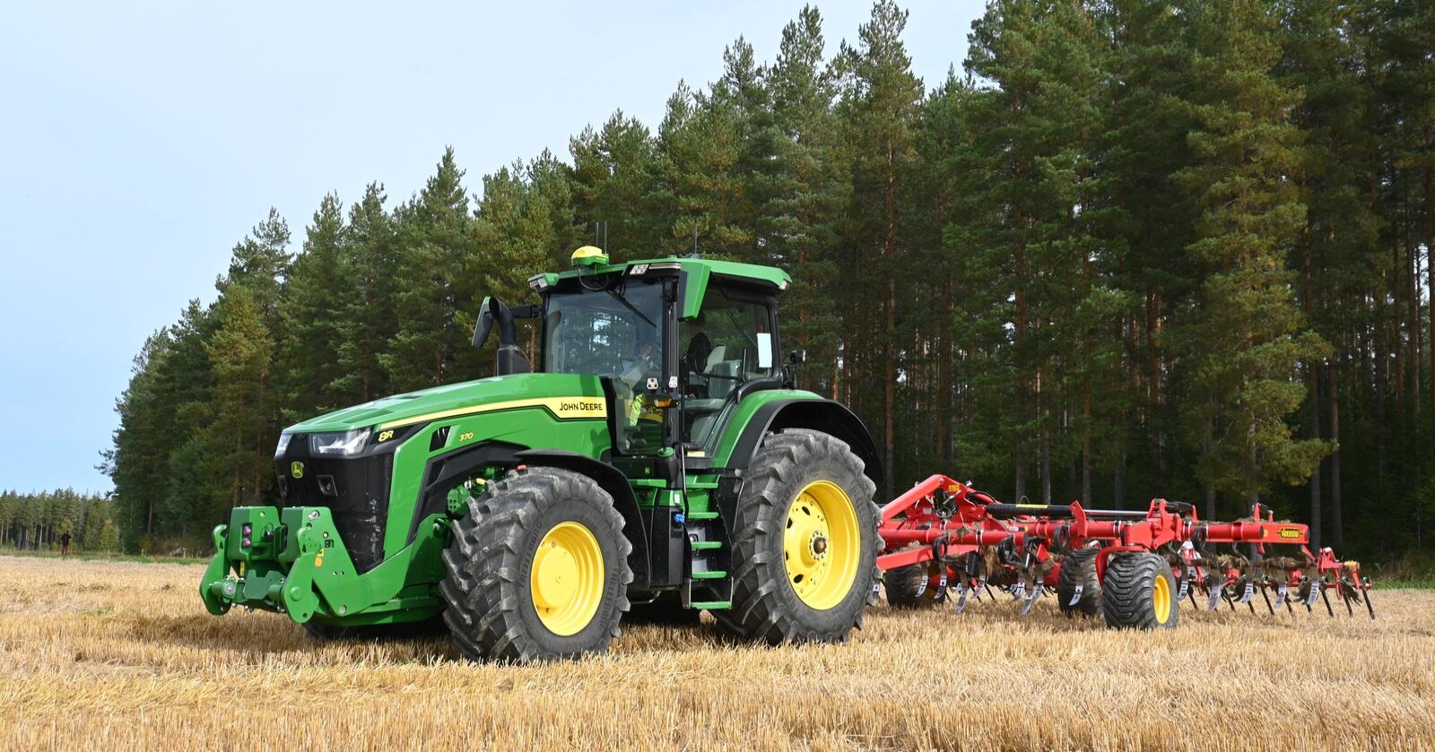 Regulering: alle traktorer med dekk i 8R-serien, blir nå tilgjengelig med dekktrykkregulering fra fabrikk. Bildet er fra Traktor sin prøvekjøring av 8R høsten 2020.