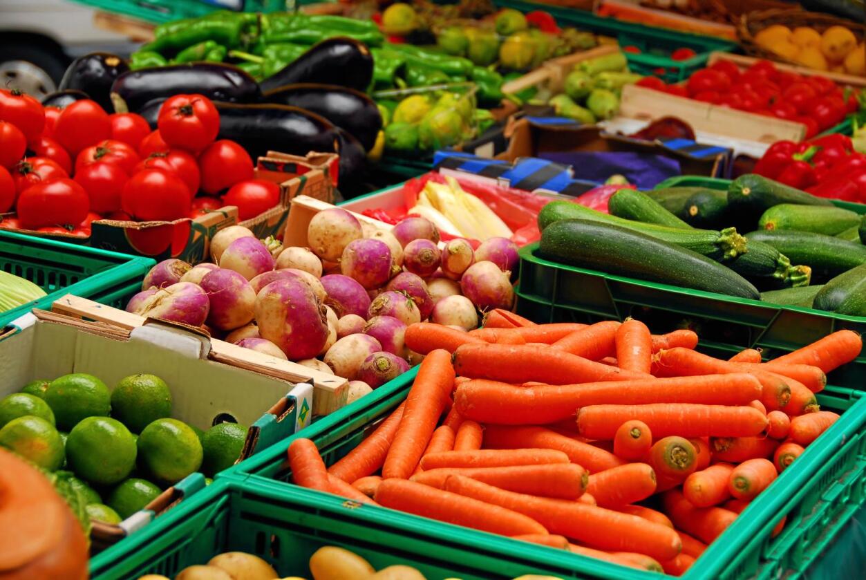 Kast i veg: Grønsaker og frukt er noko av det me kastar aller mest. Kunnskap om oppbevaring og bruk er difor viktig. Foto: Elena Elisseeva / Mostphotos