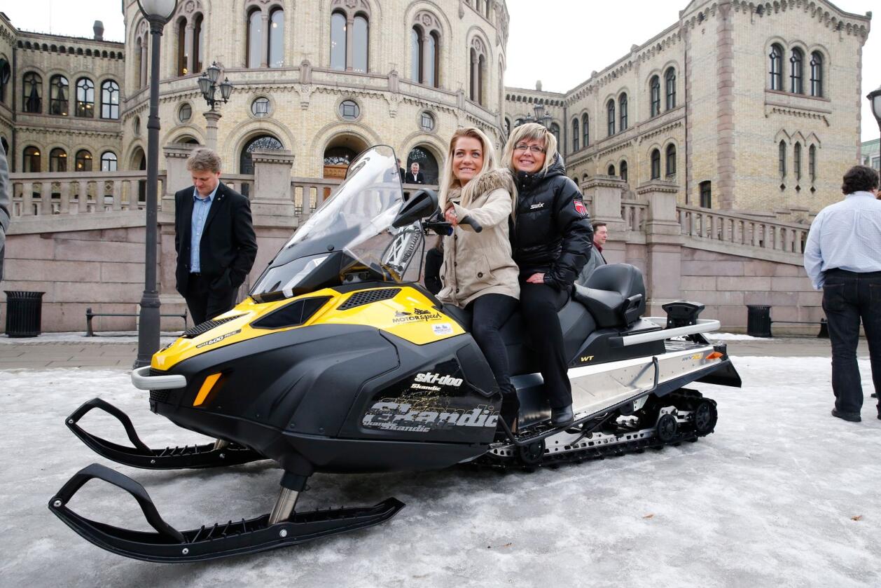 Sp-politiker Sandra Borch (t.v.) foran Stortinget med snøscooter i 2013. Her sammen med partikollega Irene Lange Nordahl. Nå får hun endelig gjennomslag. Foto: Heiko Junge / NTB scanpix