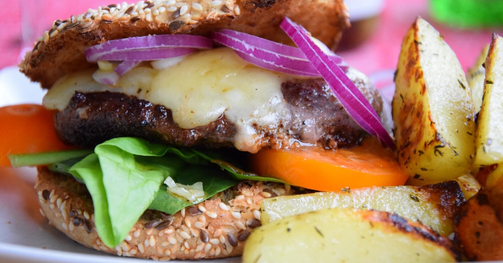 Burger var det matleveringstjenesten Foodora leverte mest av til nordmenn i 2020. Foto: Michael Nyman/Mostphoto