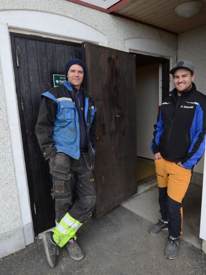 NYE: Eirik Raddum (t.v.) og Tom Arvid Owren har flere års arbeidserfaring som tømrer og elektriker. Fra januar tok de over hver sin part i den 20 år gamle Owra Samdrift.
