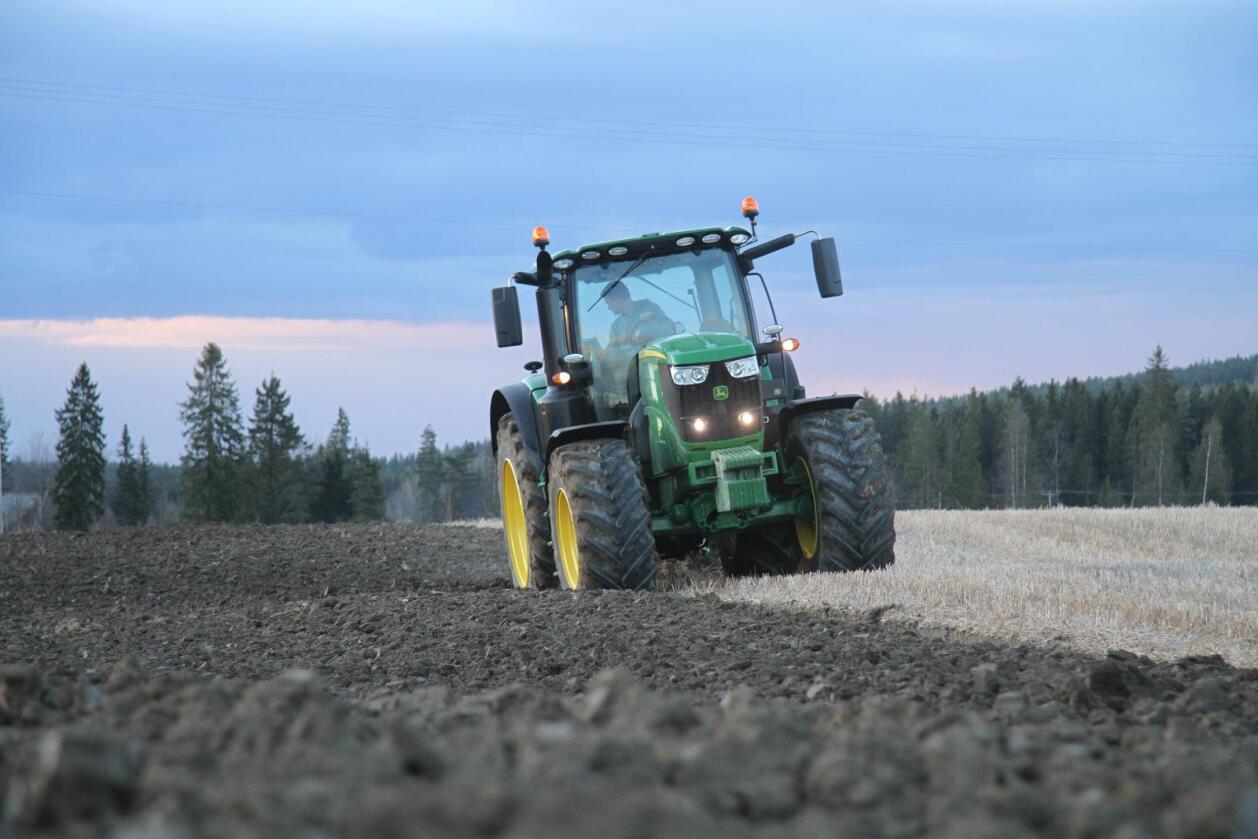 De første traktorene fra John Deeres nye 6R-serie er nå levert til norske kunder, og er med på å bidra til at merket igjen kan kalle seg norges største: (foto: Espen Syljuåsen)