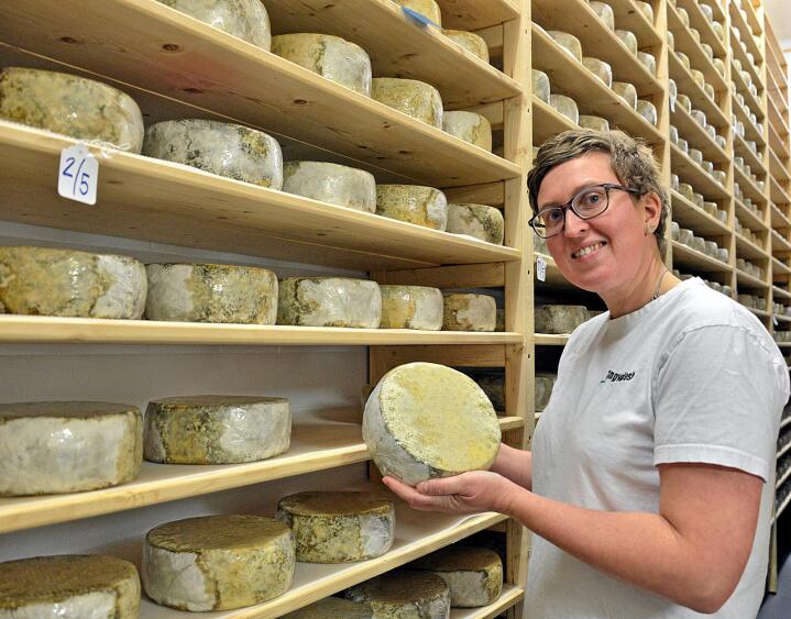 Utvider ikke: Selv om ostebonde Kristin Waagen (bildet) i Tingvoll har verdens beste ost, og kjempelange ventelister utvider hun ikke produksjonen. Her lagres «Kraftkar»-ostene tett i tett i minst seks måneder. Foto: Bård Bårdløkken
