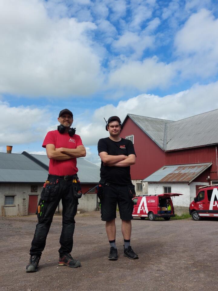 SPESIALISTER: Espen Barstad (t.v.) og Stian Akerholdt hos Alt Installasjon AS i Våle har mange landbrukskunder, og har blant annet spesialisert seg på brannvern i husdyrrom.