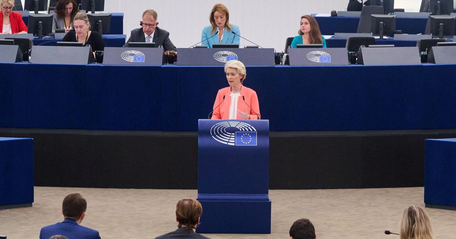 Kommisjonens president Ursula von det Leyen talte til Europaparlamentet og signaliserte at Kommisjonen snur om pristak på gass. Foto: Europaparlamentet press servide