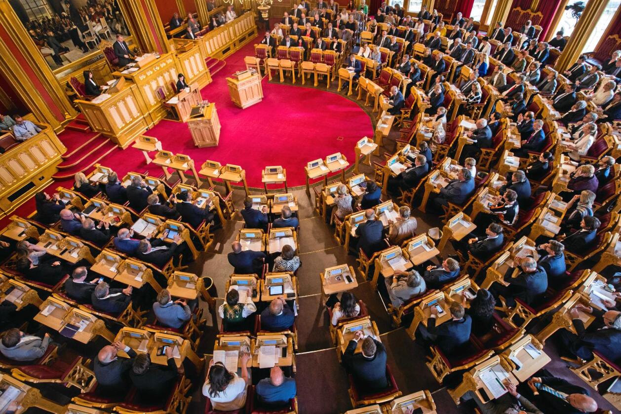 Det ble en historisk avstemning, i et fullsatt Storting etter debatten om kommune- og regionreformen torsdag kveld. Foto: Heiko Junge / NTB scanpix