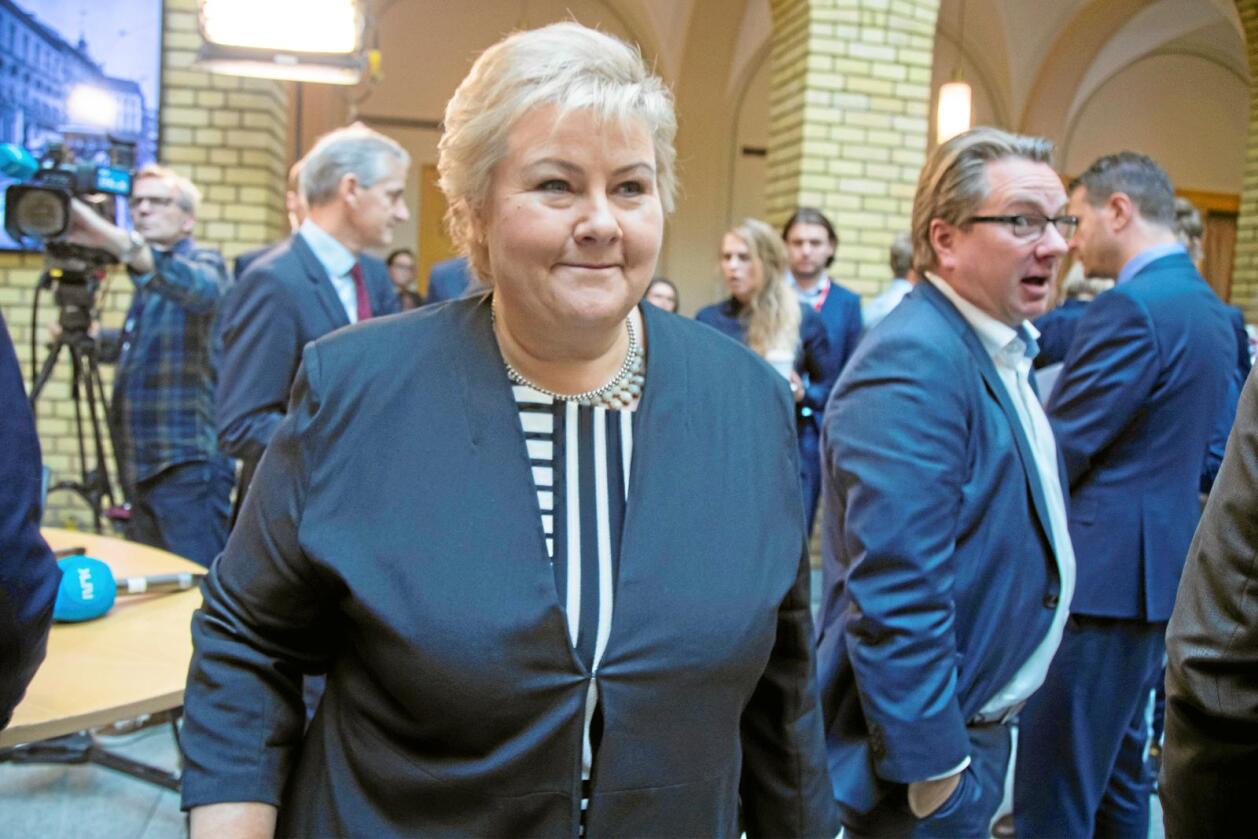 Sparker nedover: Statsminister Erna Solberg (H) mener kutt i dagpenger får arbeidsløse i arbeid. Foto: Heiko Junge, NTB scanpix 