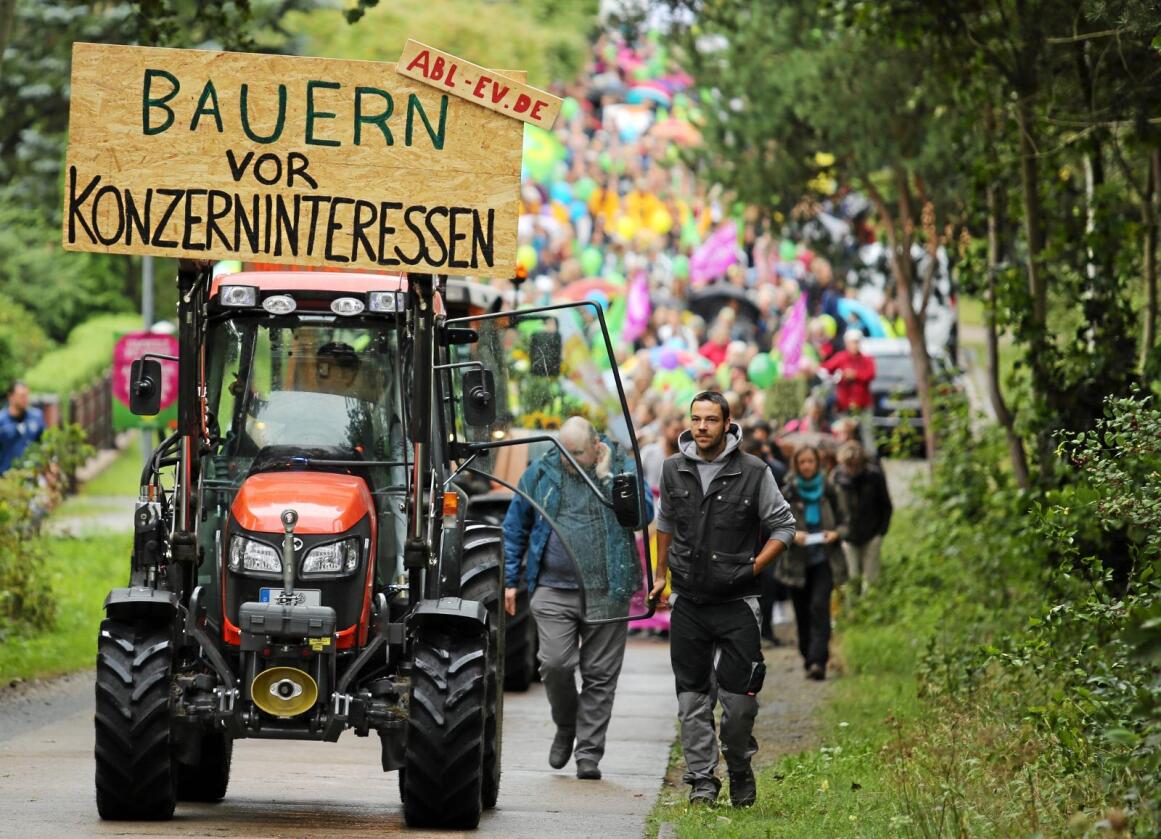 Bønder foran konserninteresser: Protest mot fjørfekonsernet Wiesenhofs planer om utvidelse av et anlegg for å slakte 240 000 kyllinger daglig. Foto: www.wir-haben-es-satt.de