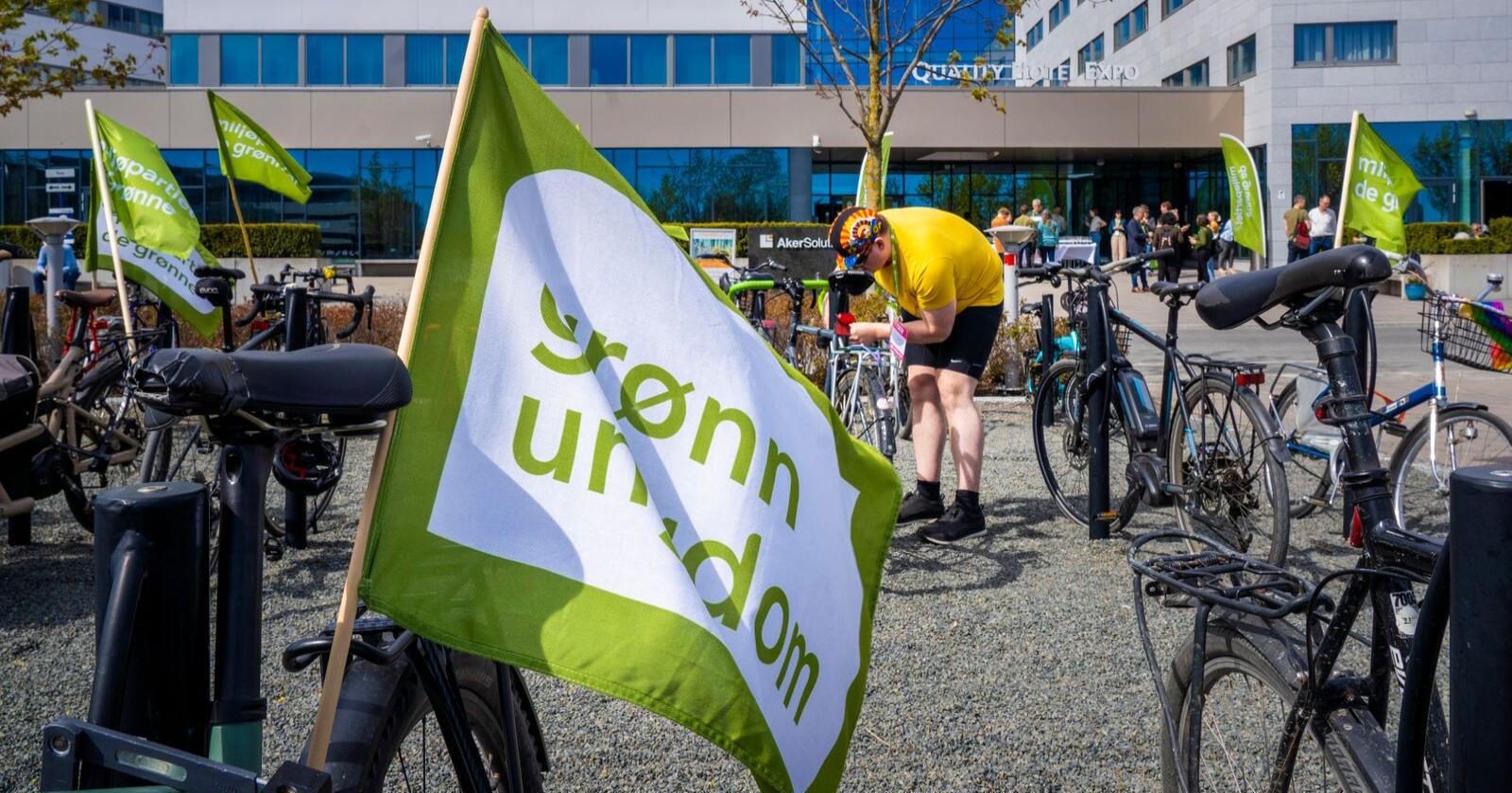 Flere delegater ankom på sykkel under Miljøpartiet De Grønnes landsmøte på Fornebu i Oslo. Lørdag holdt landsmøtet votering om EU-saken. Foto: Ole Berg-Rusten / NTB