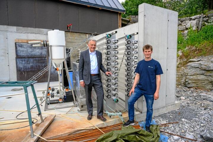 Dag Hjelle, t.v. og Rolf Olav Gjørven med de første bioreaktorene på Folven Gård, i september blir rørene fulle av grønne alger. Foto: Erling Fløistad, NIBIO.