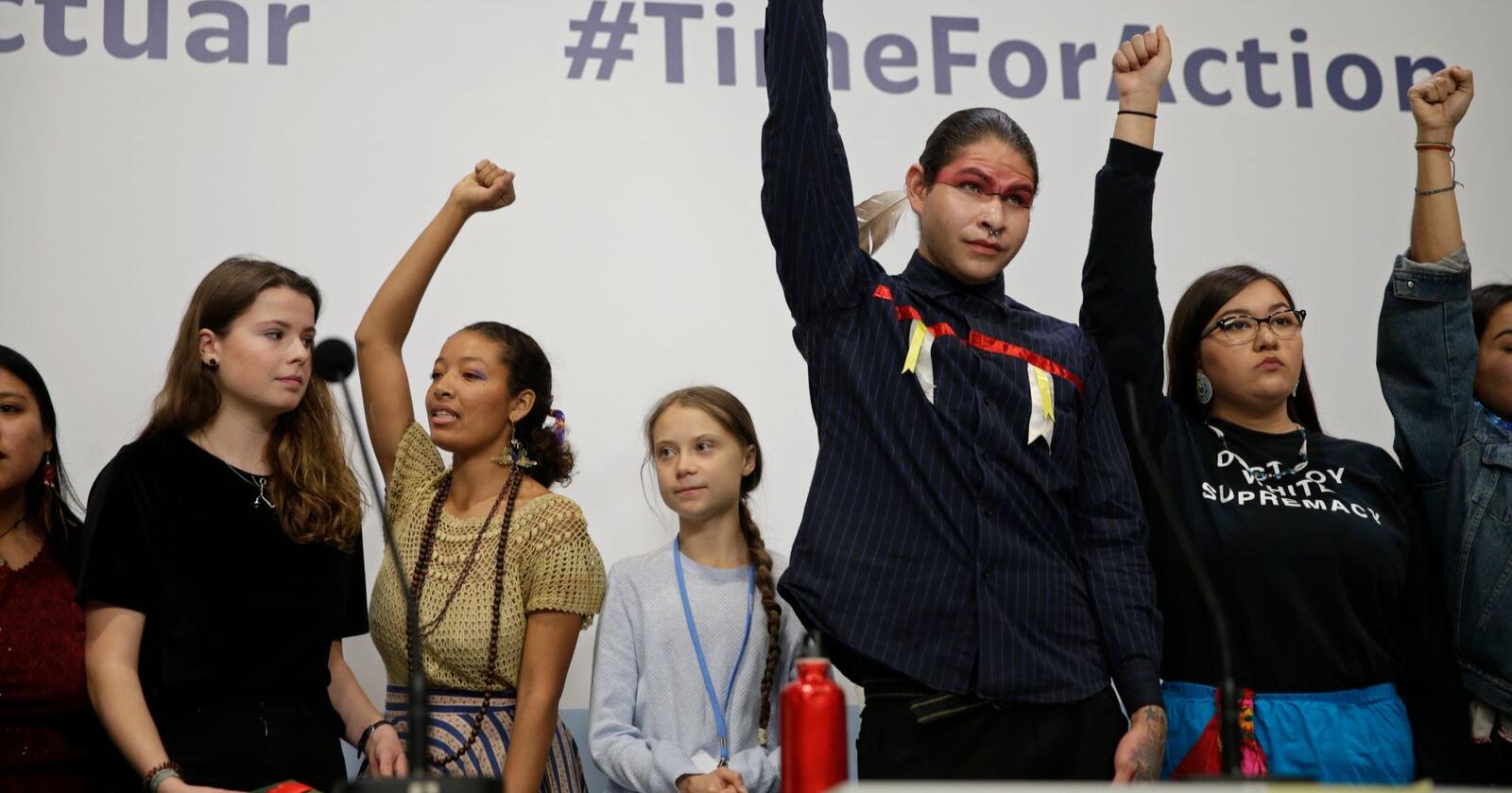 Klimaaktivist Greta Thunberg, i midten og i bakgrunnen, med andre unge aktivister for miljøet under COP25 i Madrid mandag. Foto: Andrea Comas / AP / NTB scanpix