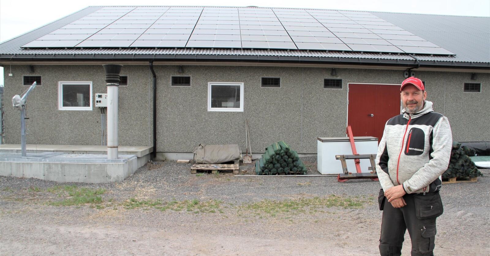 GOD INVESTERING: Espen Finden får dekket en tredel av energiforbruket her på Løken gård ved hjelp av solcellene. Kun halvparten av solcellepanelene er synlige på bildet. Den andre halvparten ligger på den andre siden av taket. Foto: Lars Ivar Hordnes