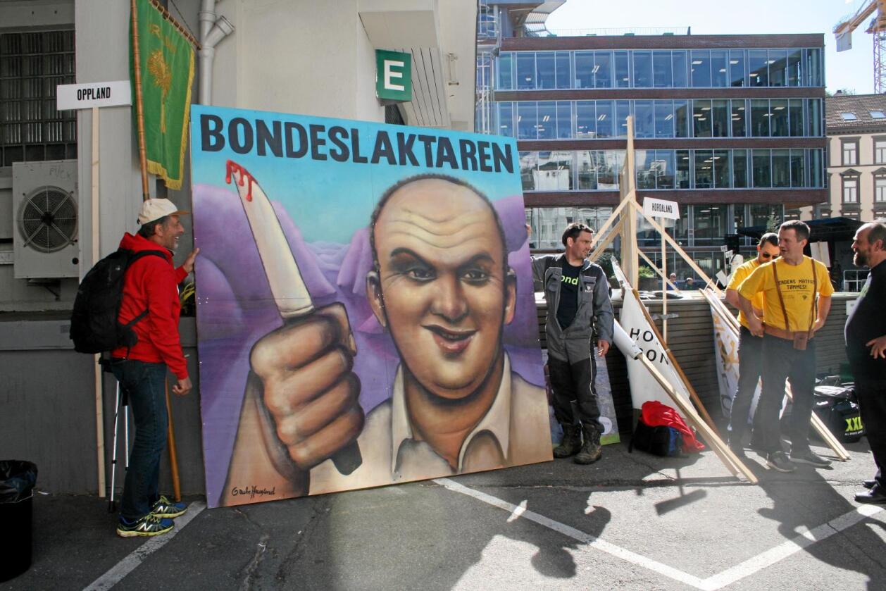 Lokallaget Omvikdalen Bondelag fra Hordaland hadde med seg dette graffitimaleriet med tittelen «Bondeslaktaren» da de kom til Oslo i forrige uke. Det er laget av kunstner Gaute Haugland. Foto: Bjarne Bekkeheien Aase