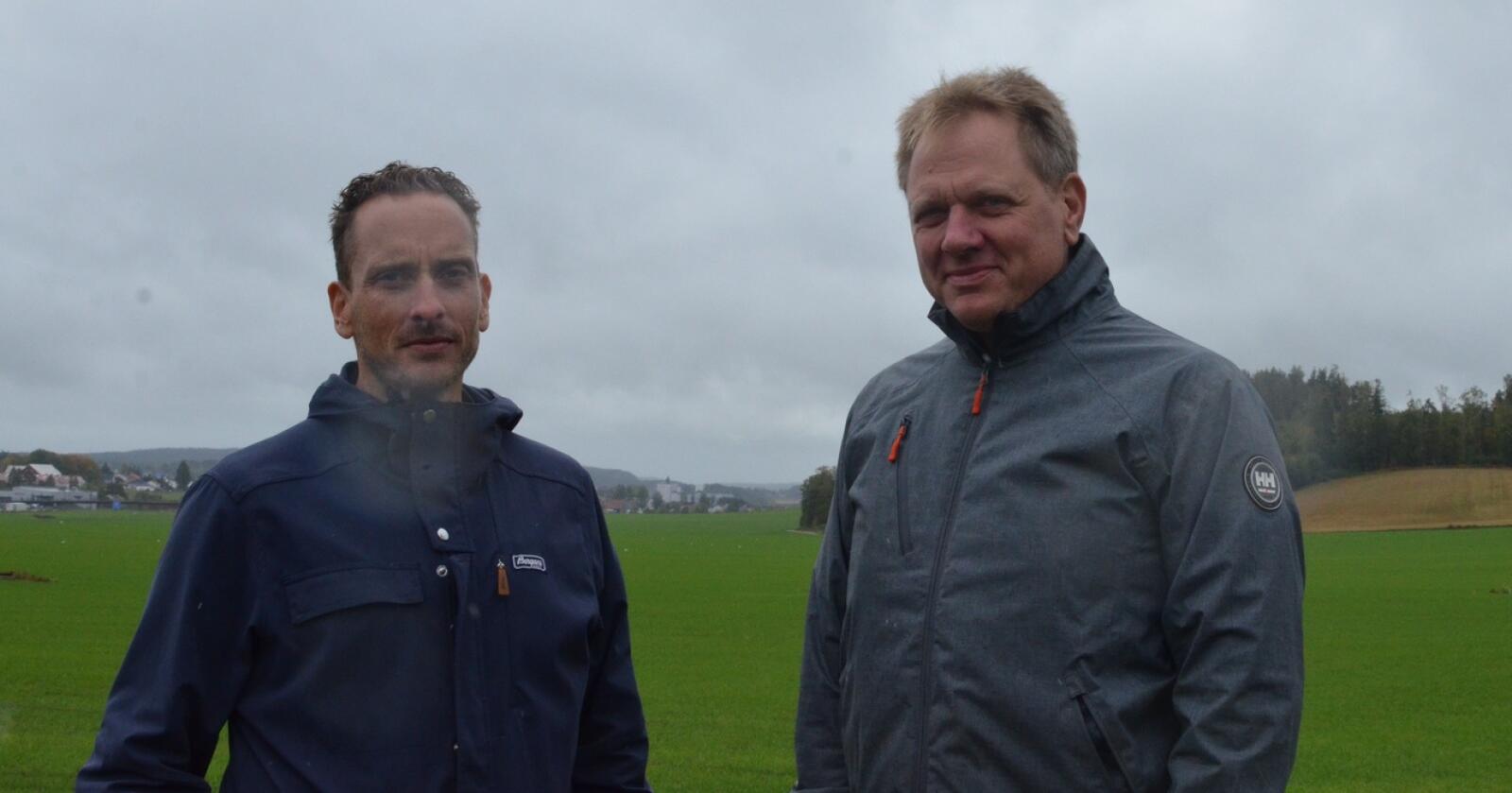 Ole-Kristian Bergerud og Jens Thori Kogstad, fylkesledere i henholdsvis Østfold og Akershus Bondelag, er bekymret for rigide regler om høstpløying. Foto: Stian Eide