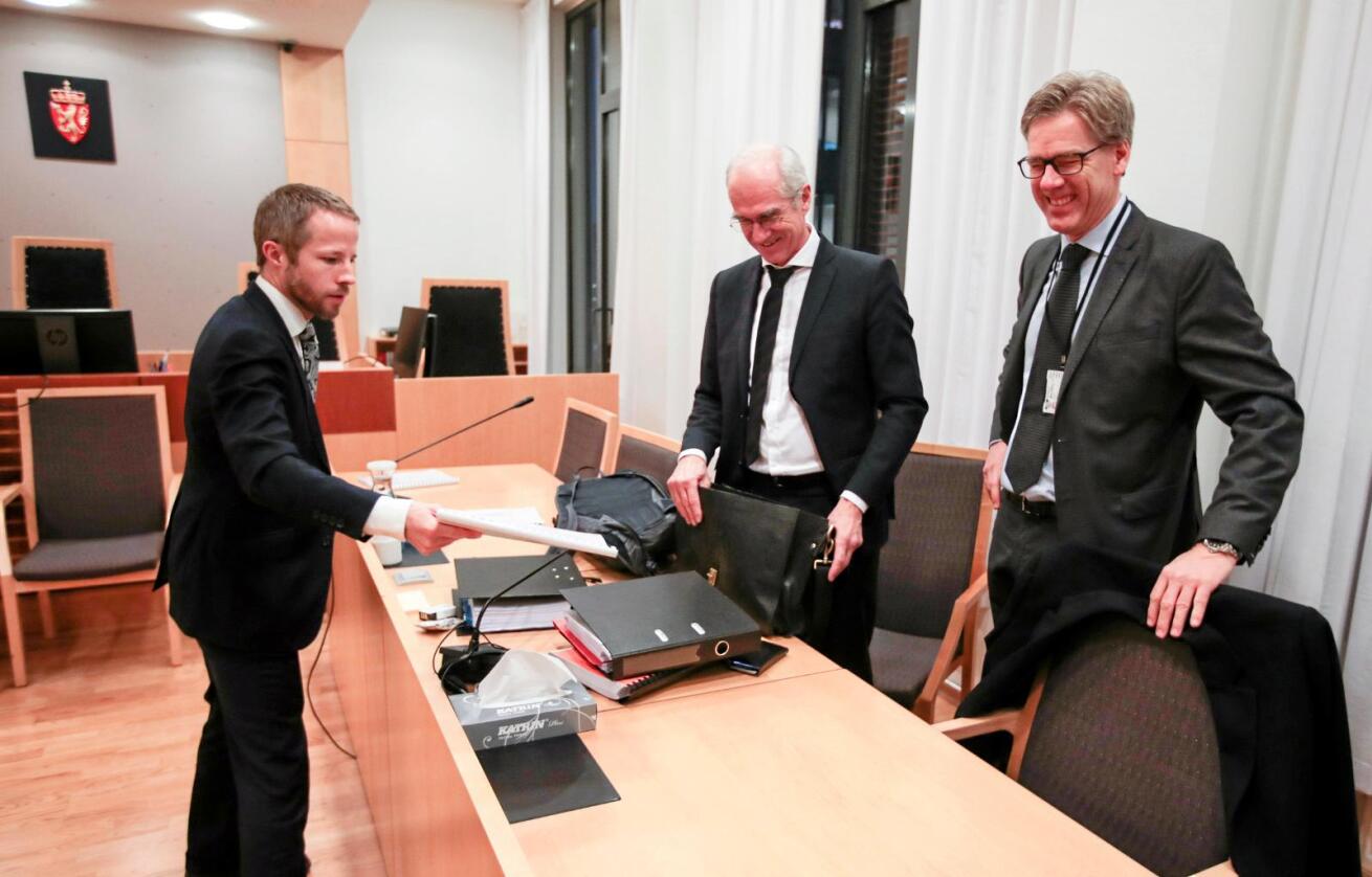 Torbjørn Lange (t.h.) og advokatane Carl Philip Funder Fleischer og Stein Erik Stinessen i Oslo tingrett. Foto: Lise Åserud.