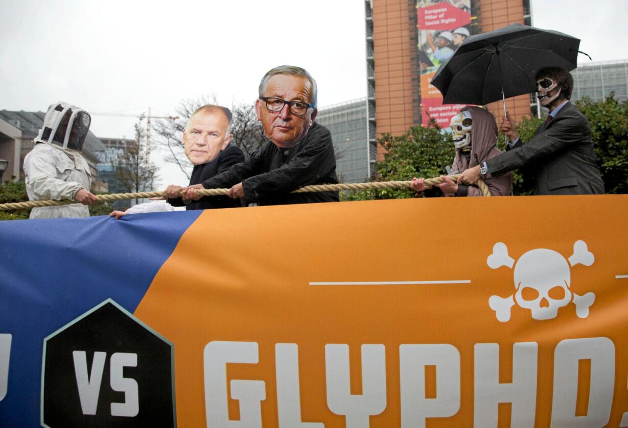 Glyfosat: Demonstrasjon foran avstemningen i Brussel mandag. Foto: Virginia Mayo/AP Photo/NTB scanpix