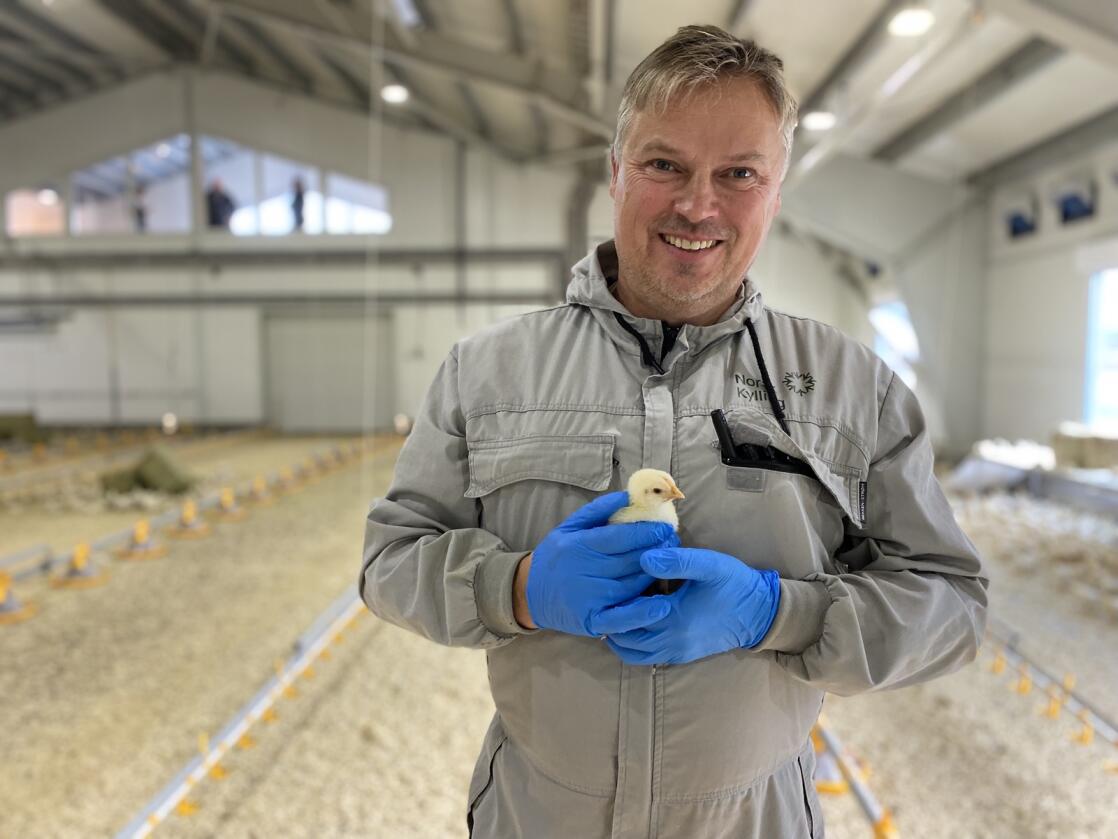 Snorre Hellesvik har vært kyllingbonde i over tjue år. Han bygde nytt fjøs i fjor og er i ferd med å bygge ytterligere 1700 kvadratmeter fjøs nå. Foto: Camilla Mellemstrand. 