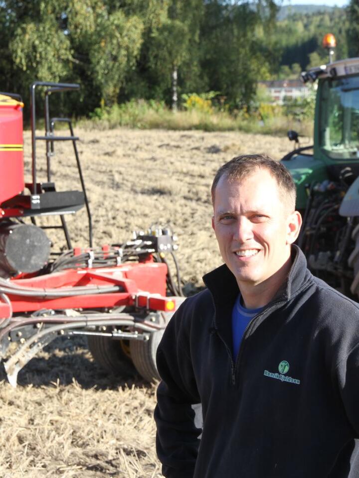 FORKYNNER: Henrik Kjeldsen er forpakter på Holla gård i Ulefoss i Telemark. I miljøet er han kjent for å være en rivende god agronom, og er en frelst forkynner av redusert jordarbeiding. 