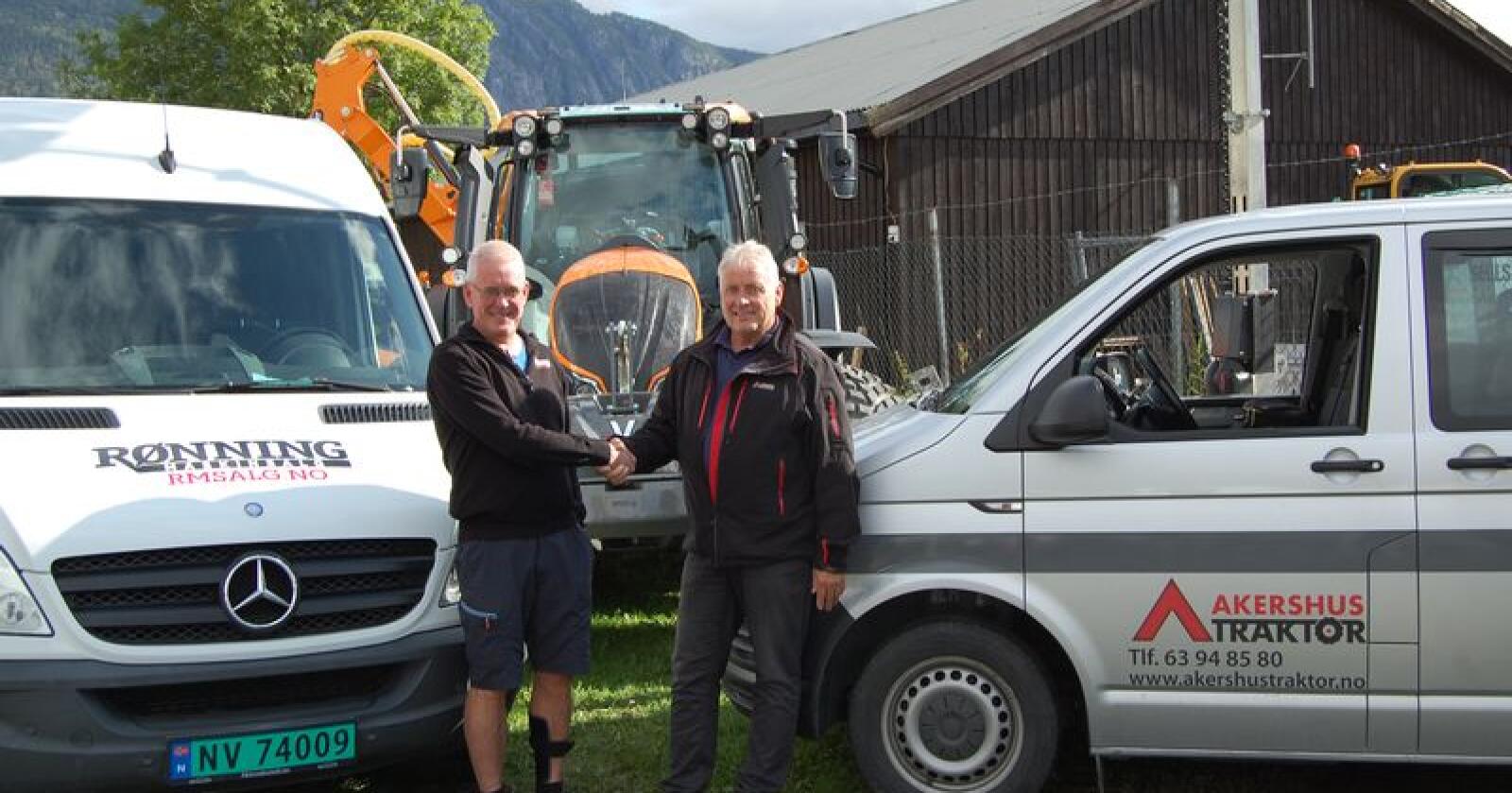 Bjørn Åge Rønning (til venstre) og Ole Hveem har tro på gjensidig nytte av avtalen. (Foto: Akershus Traktor)